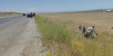 Takla atan otomobildeki 2 kişi kazayı hafif sıyrıklarla atlattı