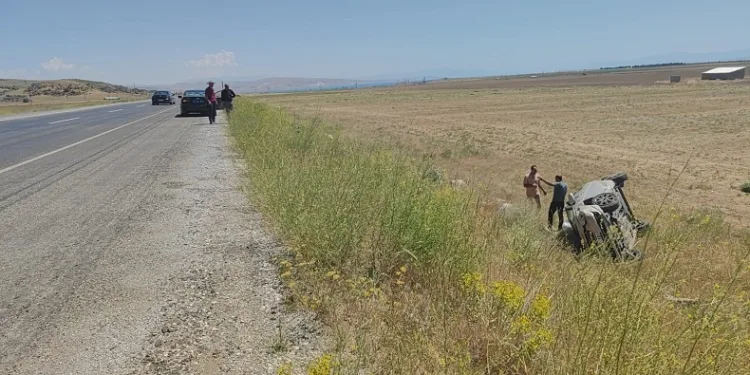 Takla atan otomobildeki 2 kişi kazayı hafif sıyrıklarla atlattı