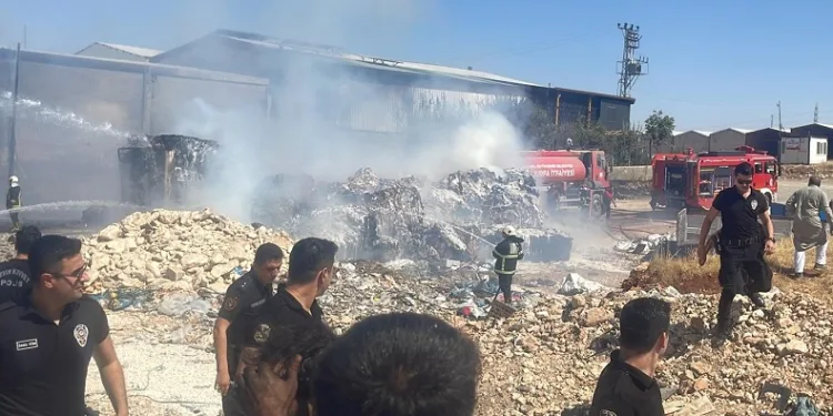 Geri dönüşüm fabrikasında korkutan yangın