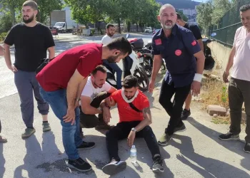 Bursa’da motosiklet dönüş yapan otomobile çarptı