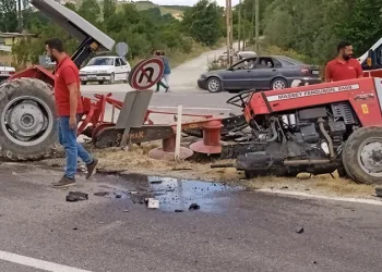 Otomobil ile çarpışan traktör ikiye bölündü