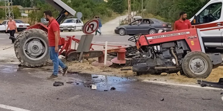 Otomobil ile çarpışan traktör ikiye bölündü