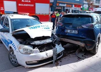 Kontrolden çıkan cip polis otosuna çarptı
