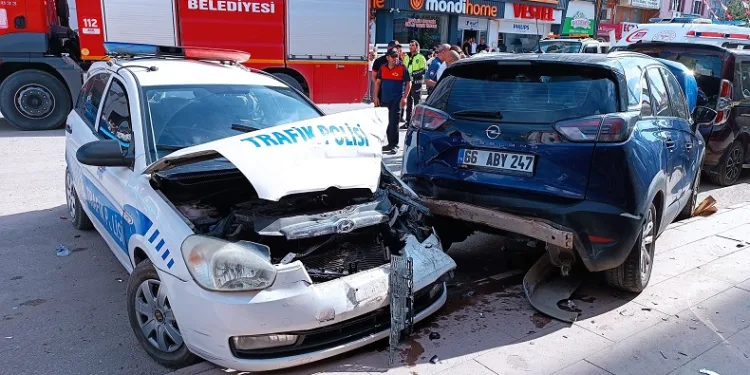 Kontrolden çıkan cip polis otosuna çarptı
