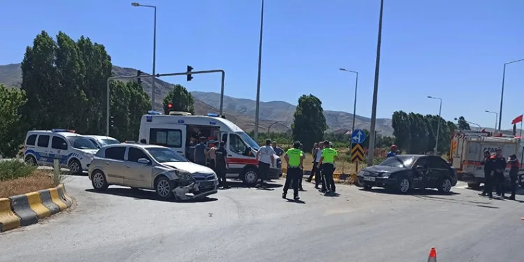 Muş’ta otomobiller çarpıştı: 3 yaralı