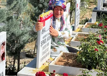 Mezarlıklarda acı ve hüzün bir arada