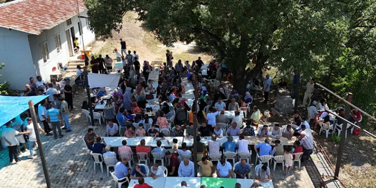 Mahalleli kurban sofrasında bir araya geldi