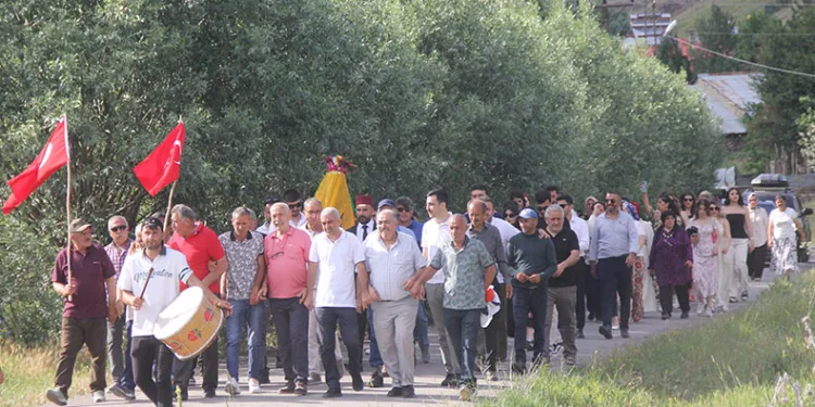 Köy düğününde asırlık geleneklerini yaşattılar