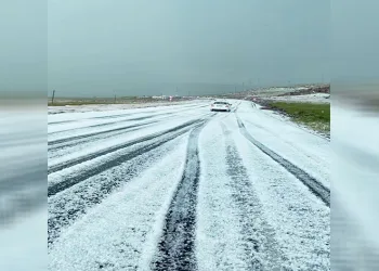 Dolu yağışı sonrası karayolu beyaza büründü