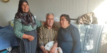 Fedakar kadın hasta eşine ve kızına bakıyor