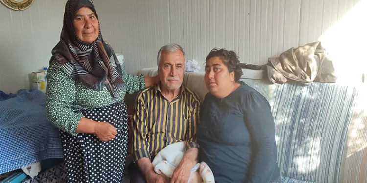 Fedakar kadın hasta eşine ve kızına bakıyor