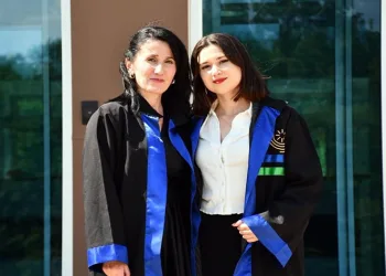 Anne ve kızı aynı fakülteden birlikte mezun oldu