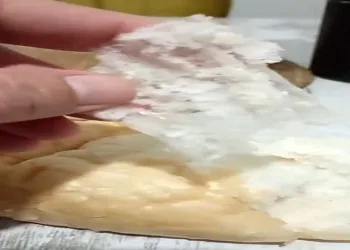 Aldığı ekmeğin içinden poşet çıktı