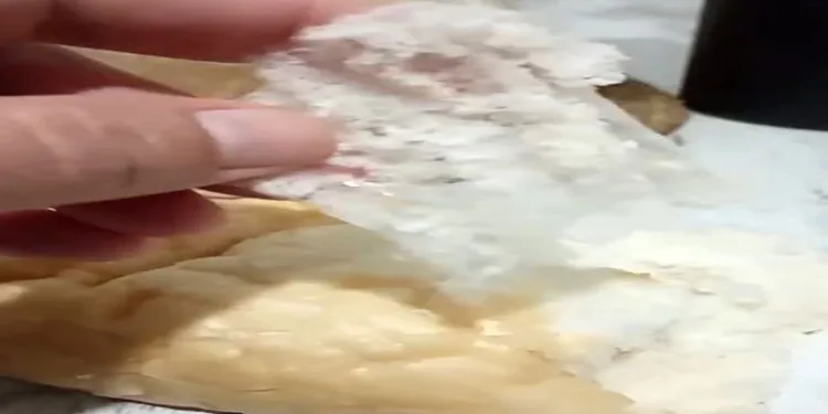 Aldığı ekmeğin içinden poşet çıktı