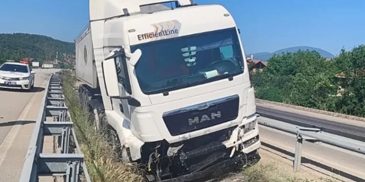 Bariyeri kırıp su kanalına giren tırın sürücüsü yaralandı