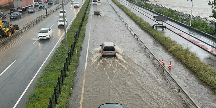 Rize’de sağanak yağmur sonrası cadde ve sokaklar göle döndü