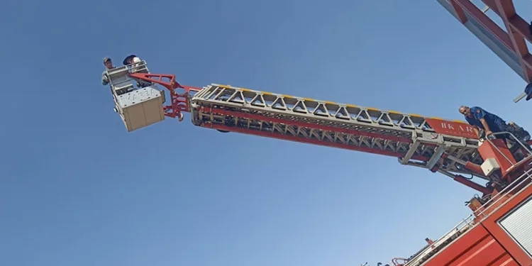 Vinçte mahsur kalan işçi kurtarıldı