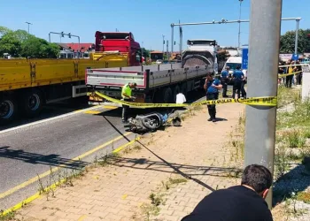 Motosiklet tırın altına girdi