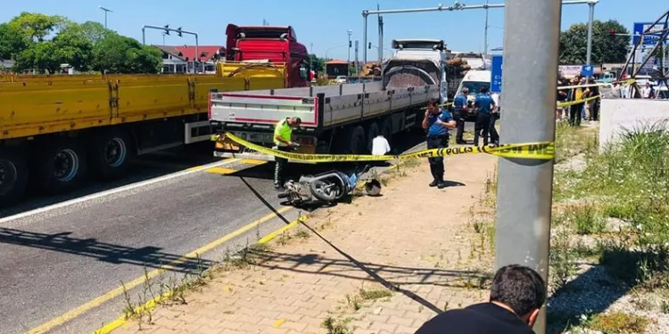 Motosiklet tırın altına girdi