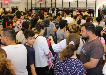 Mağaza açılışında izdiham