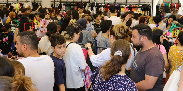 Mağaza açılışında izdiham