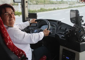 Enkaz kentin tek kadın şoförü