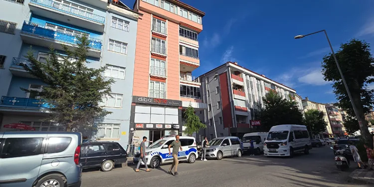 Cam silerken 3. kattan düşen genç kız hayatını kaybetti