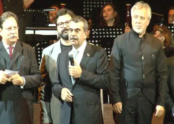 “Cumhuriyete Doğru” tiyatro oyunu