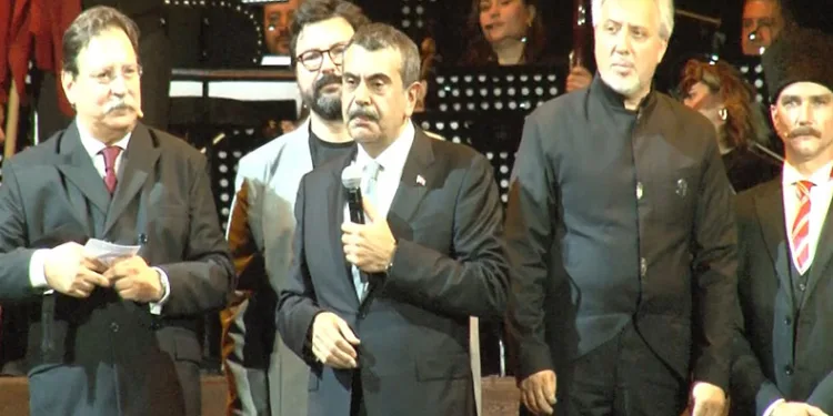 “Cumhuriyete Doğru” tiyatro oyunu