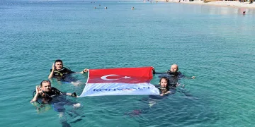 Dip temizliği yapıp denizde bayrak açtılar