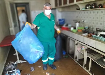 BURSA'DA KÖTÜ KOKULARIN YAYILDIĞI BİR EVDEN 3 KAMYON ÇÖP ÇIKTI. ÇÖP EVDE YAŞAYAN ABLA-KARDEŞİN AYNI BİNADA 5 DAİRE VE 1 DÜKKANLARININ OLDUĞU ÖĞRENİLDİ. BELEDİYE EKİPLERİ ÇÖP DOLU EVİ TULUM VE MASKE İLE ZOR BOŞALTTI. (AHMET BERKE ERDAL - EMİR AKTAŞ/BURSA-İHA) Bursa'da kötü kokuların yayıldığı bir evden 3 kamyon çöp çıktı. Çöp evde yaşayan abla-kardeşin aynı binada 5 daire ve bir dükkanlarının olduğu öğrenildi. Belediye ekipleri çöp dolu evi tulum ve maske ile zor boşalttı.