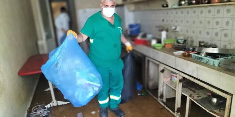 BURSA'DA KÖTÜ KOKULARIN YAYILDIĞI BİR EVDEN 3 KAMYON ÇÖP ÇIKTI. ÇÖP EVDE YAŞAYAN ABLA-KARDEŞİN AYNI BİNADA 5 DAİRE VE 1 DÜKKANLARININ OLDUĞU ÖĞRENİLDİ. BELEDİYE EKİPLERİ ÇÖP DOLU EVİ TULUM VE MASKE İLE ZOR BOŞALTTI. (AHMET BERKE ERDAL - EMİR AKTAŞ/BURSA-İHA) Bursa'da kötü kokuların yayıldığı bir evden 3 kamyon çöp çıktı. Çöp evde yaşayan abla-kardeşin aynı binada 5 daire ve bir dükkanlarının olduğu öğrenildi. Belediye ekipleri çöp dolu evi tulum ve maske ile zor boşalttı.