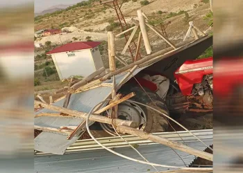 Elazığ’da fırtına evin çatısını uçurdu