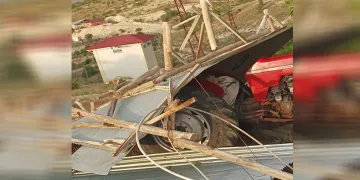 Elazığ’da fırtına evin çatısını uçurdu