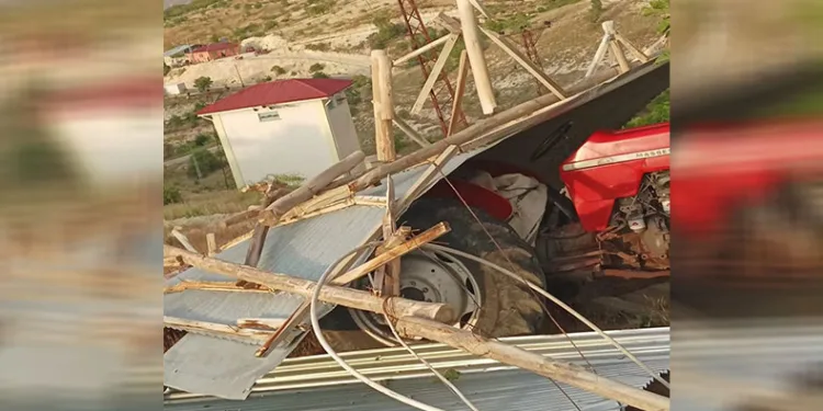 Elazığ’da fırtına evin çatısını uçurdu