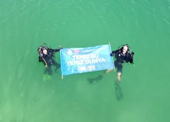 Balık adamlar temiz çevre için dalış yaptı