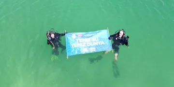 Balık adamlar temiz çevre için dalış yaptı