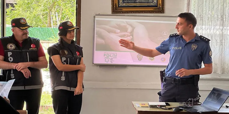 Narko Polislerinden annelere eğitim