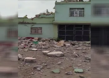 Fırtınada yıkılan caminin minaresi evin üstüne devrildi