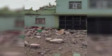 Fırtınada yıkılan caminin minaresi evin üstüne devrildi