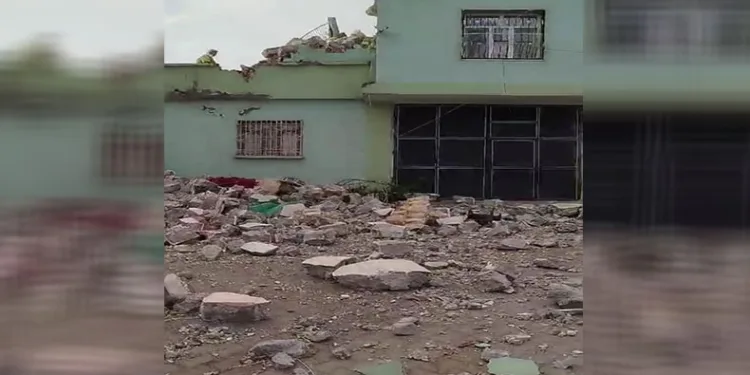 Fırtınada yıkılan caminin minaresi evin üstüne devrildi