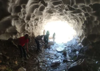 Çığın tahrip ettiği sulama kanalı için seferber oldular