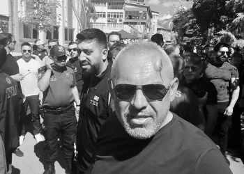 Hakkari’de olaylar çıktı: Polis amiri başından yaralandı