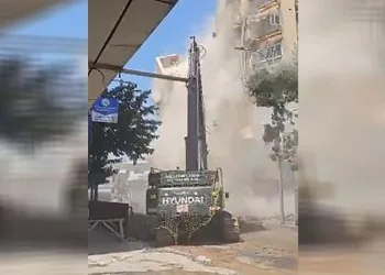 İş makinesinin tek dokunuşu binanın yıkılmasına yetti