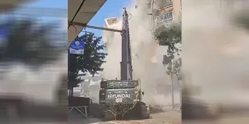 İş makinesinin tek dokunuşu binanın yıkılmasına yetti