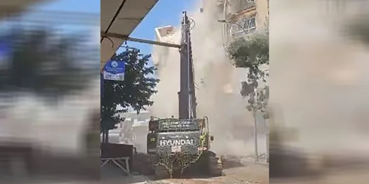 İş makinesinin tek dokunuşu binanın yıkılmasına yetti