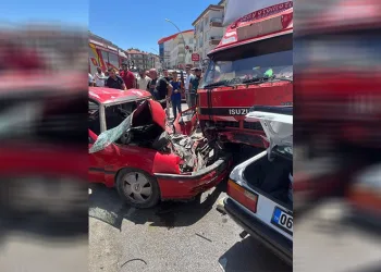 Yokuş aşağı ilerleyen otomobil iki araca ok gibi saplandı: 1 yaralı