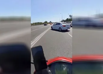 Zeytinburnu’nda motosikletli, parktan çıkan otomobile çarptı