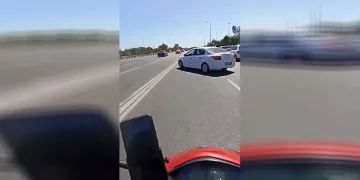 Zeytinburnu’nda motosikletli, parktan çıkan otomobile çarptı