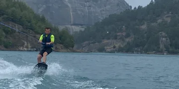 Ali Kayası eteklerinde su kayağı keyfi